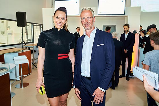 Esther Sedlaczek, Bernd Döpke (Leiter BMW Niederlassung München), Eröffnung BMW Airport Service am Flughafen München, 28. Juni 2019, ©Foto: People Picture/Jens Hartmann für BMW